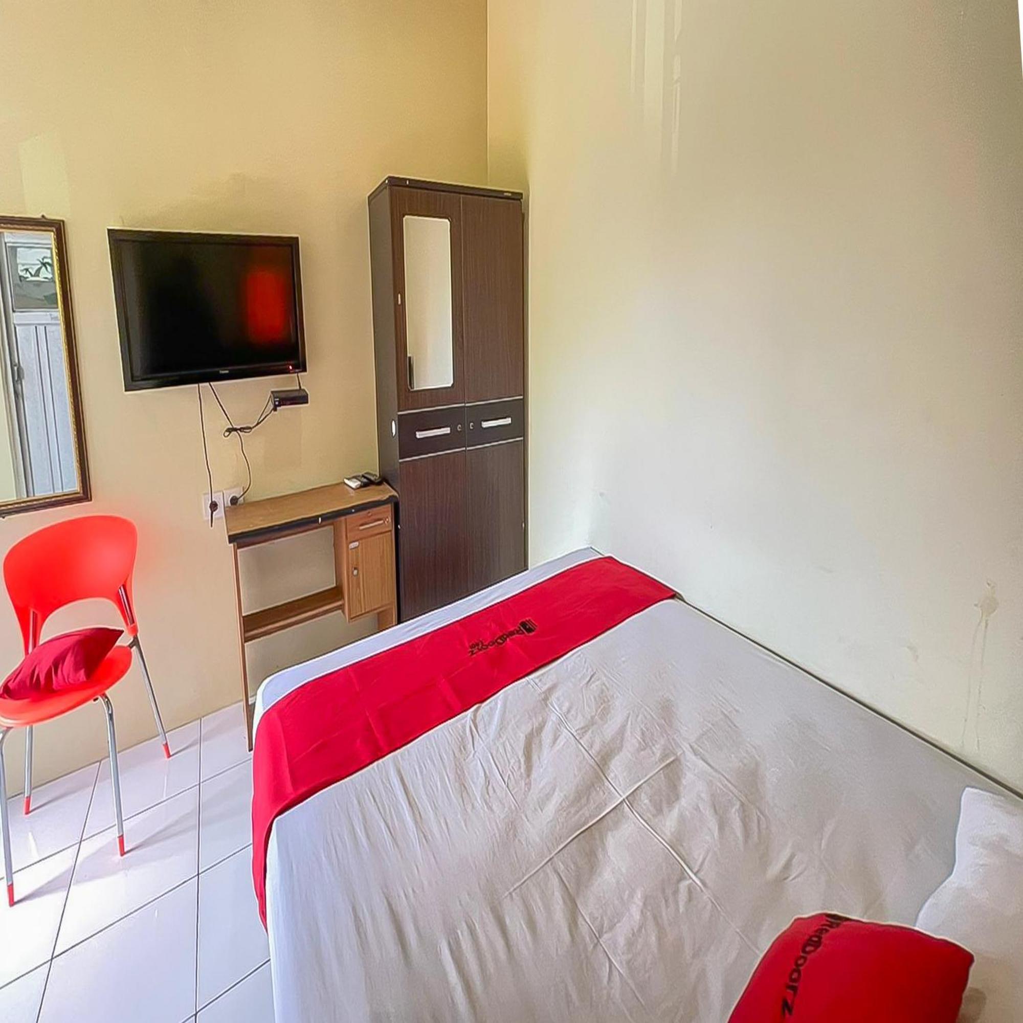 Reddoorz At Wahidin Street Cirebon Hotel Exterior photo