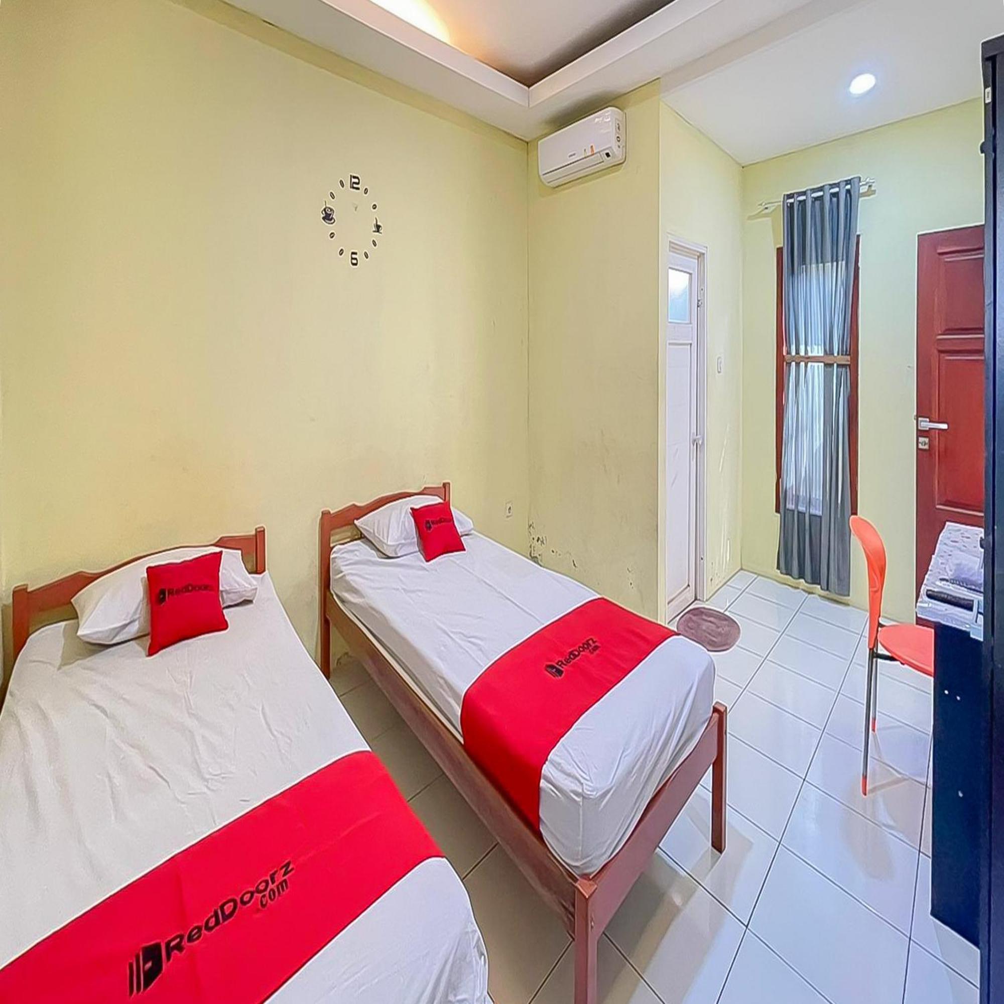 Reddoorz At Wahidin Street Cirebon Hotel Exterior photo
