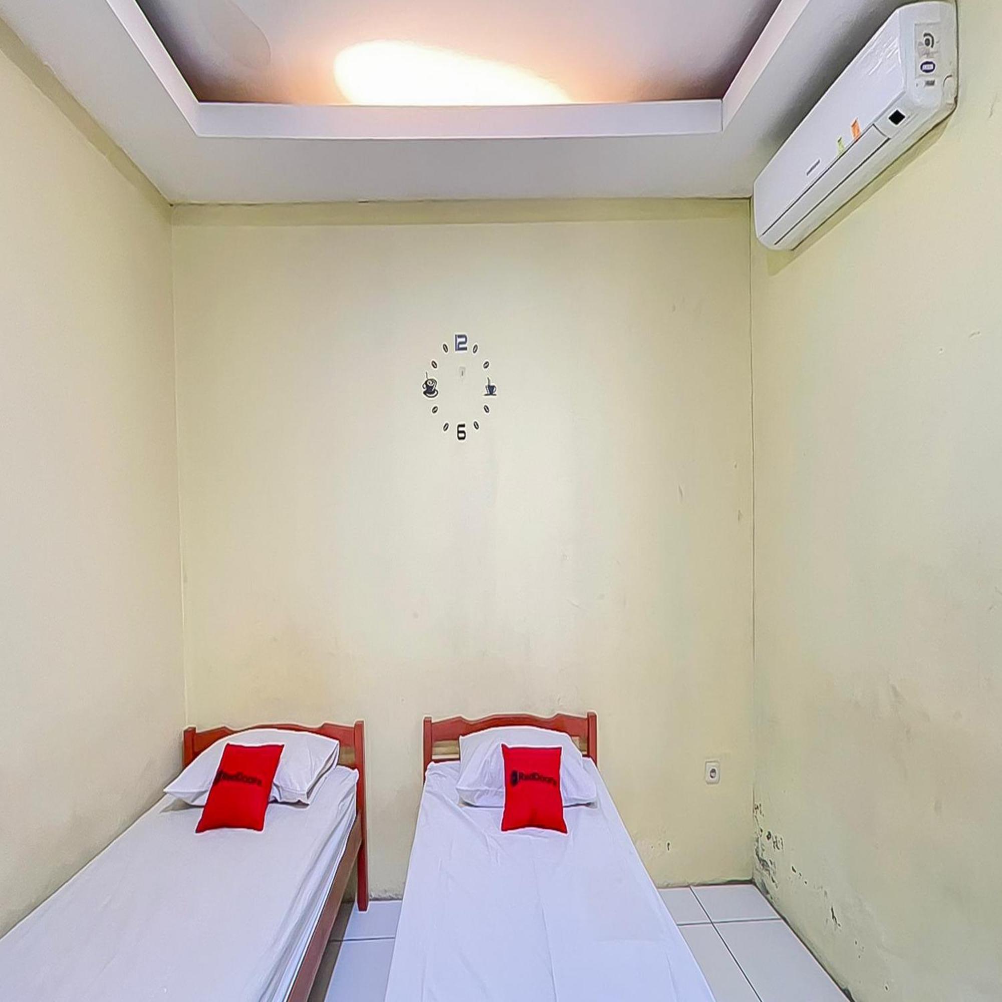 Reddoorz At Wahidin Street Cirebon Hotel Exterior photo