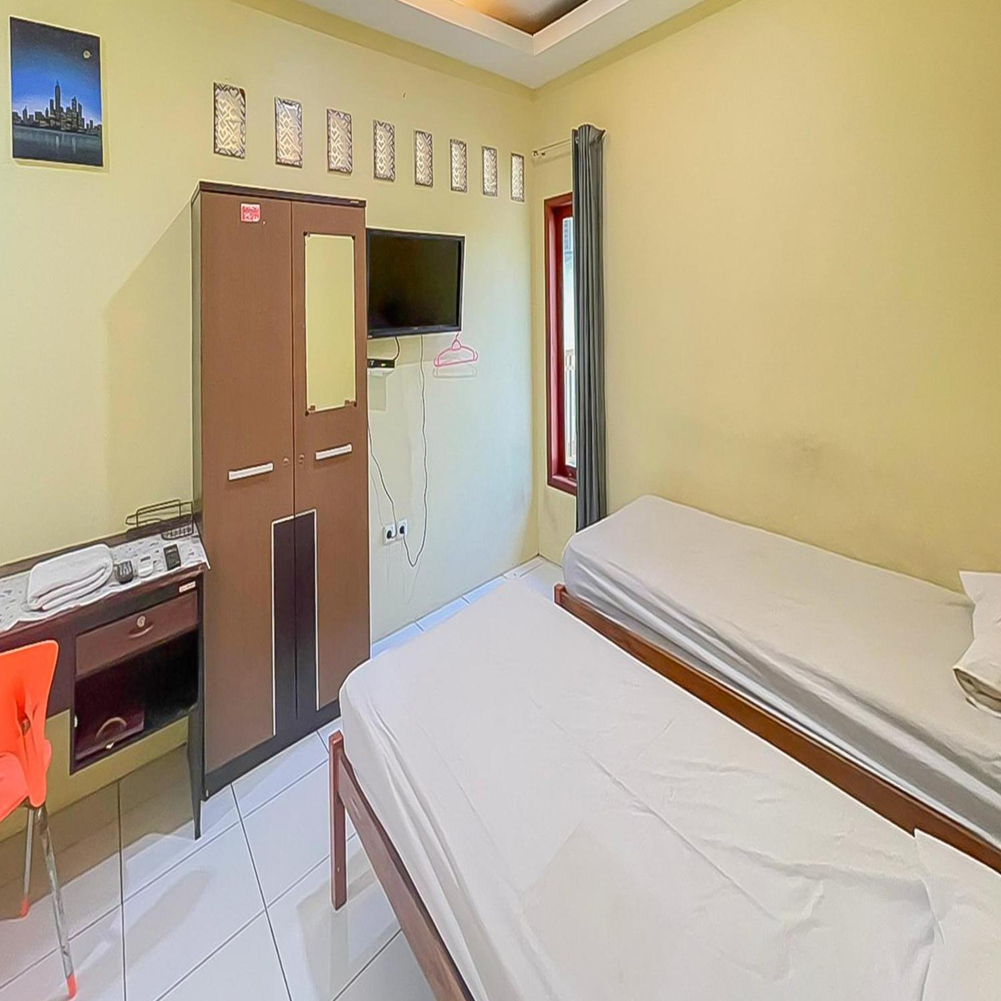 Reddoorz At Wahidin Street Cirebon Hotel Exterior photo